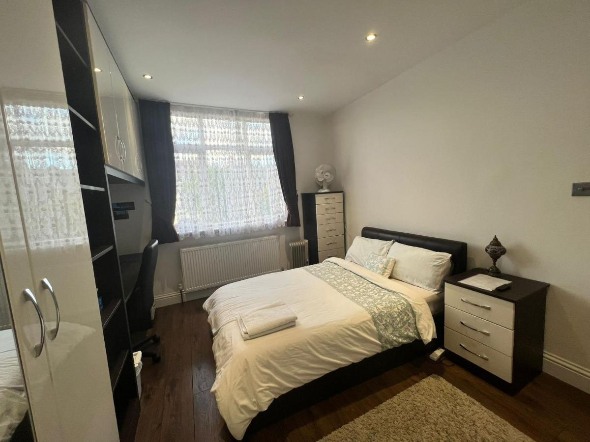 لندن Deluxe Homestay Near Tottenham Hotspur Stadium المظهر الخارجي الصورة